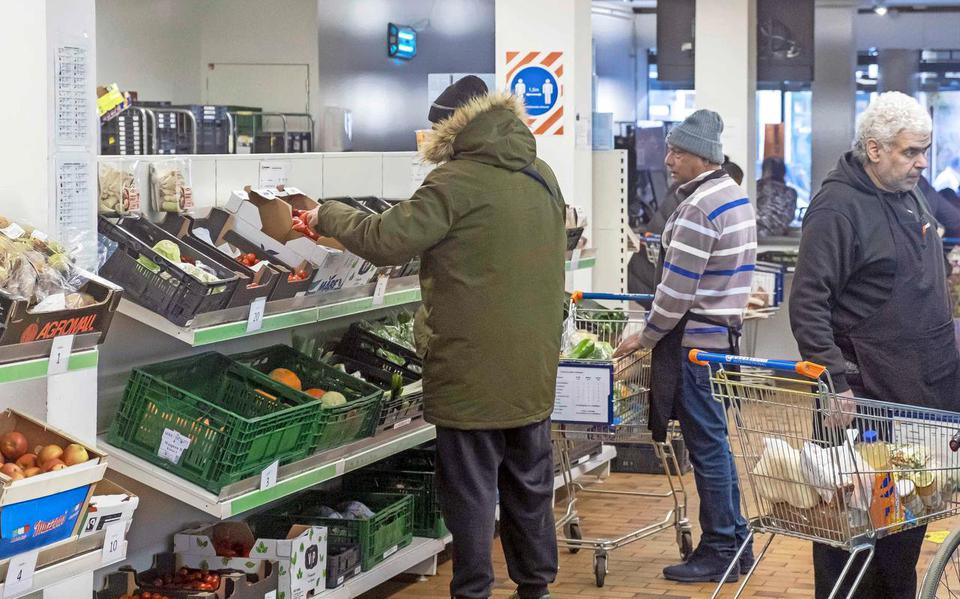 Doordat steeds meer Nederlanders het financieel zwaar hebben, hebben voedselbanken het drukker dan ooit.