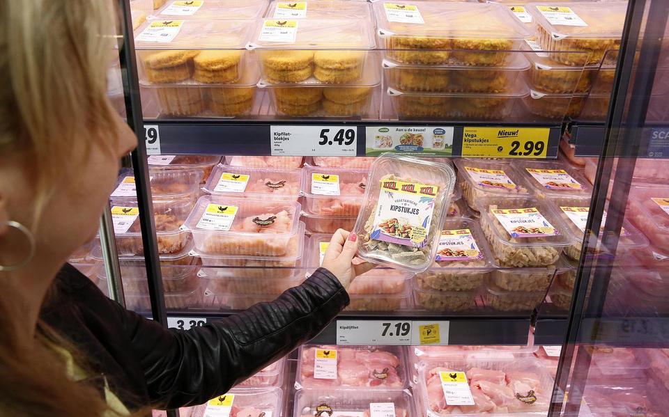 In de Lidl in Huizen pakt een klant de vega-kipstukjes.