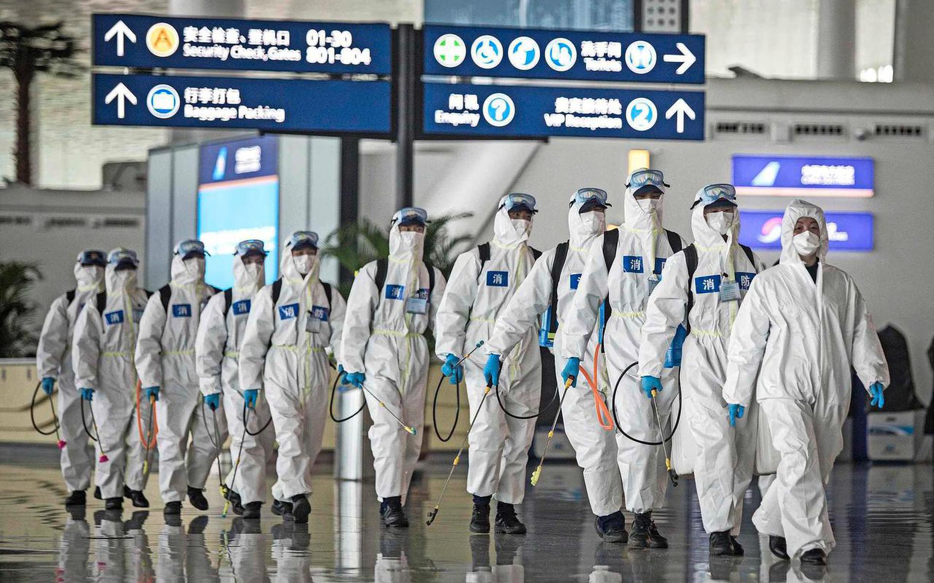 Wuhan Tianhe International Airport, 3 april 2020. Het desinfectie-team