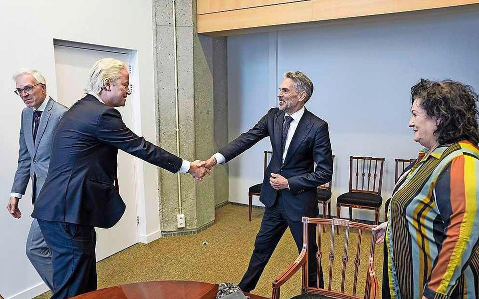 PVV-leider Wilders en beoogd premier Schoof begroeten elkaar hartelijk. Caroline van de Plas kijkt goedkeurend toe.