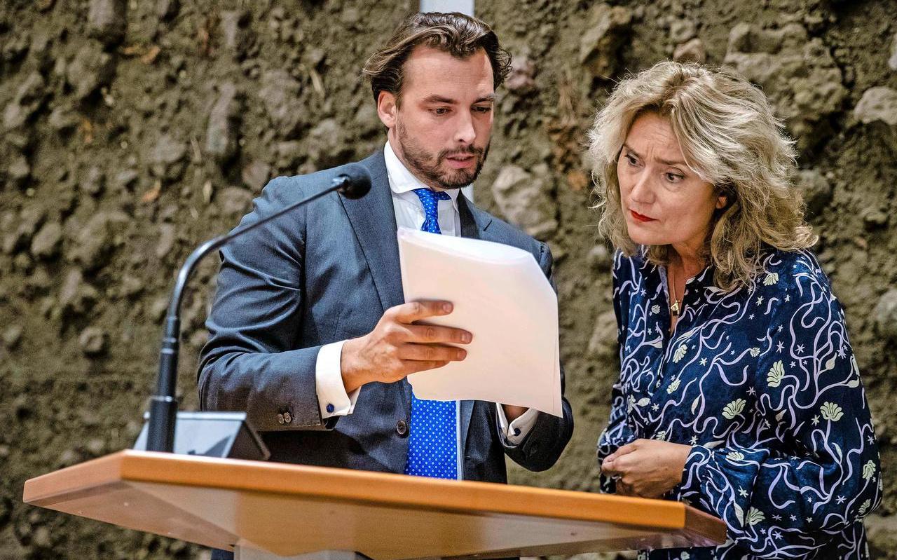 Thierry Baudet (FvD) laat zijn spreektekst lezen door kamervoorzitter Vera Bergkamp, nadat het voltallige kabinet de plenaire zaal verliet tijdens de bijdrage van Baudet, tijdens de eerste dag van de Algemene Politieke Beschouwingen. Thierry Baudet (FvD) laat zijn spreektekst lezen door kamervoorzitter Vera Bergkamp, nadat het voltallige kabinet de plenaire zaal verliet tijdens de bijdrage van Baudet, tijdens de eerste dag van de Algemene Politieke Beschouwingen.