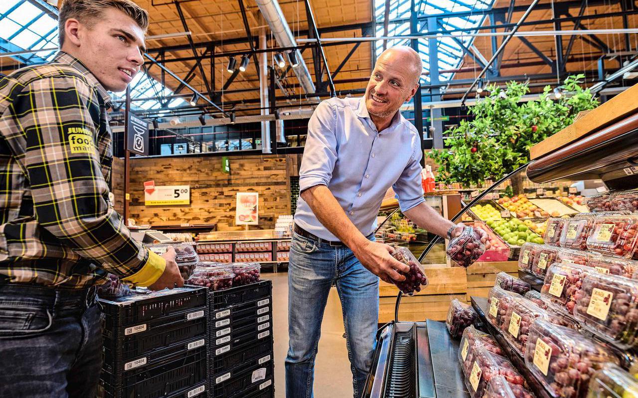 Van Eerd helpt een handje mee in een van zijn Jumbo-supermarkten.