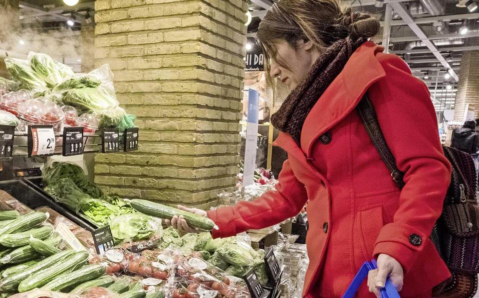 In de supermarkt en bij de groenteboer ligt er minder groente en fruit in de schappen.