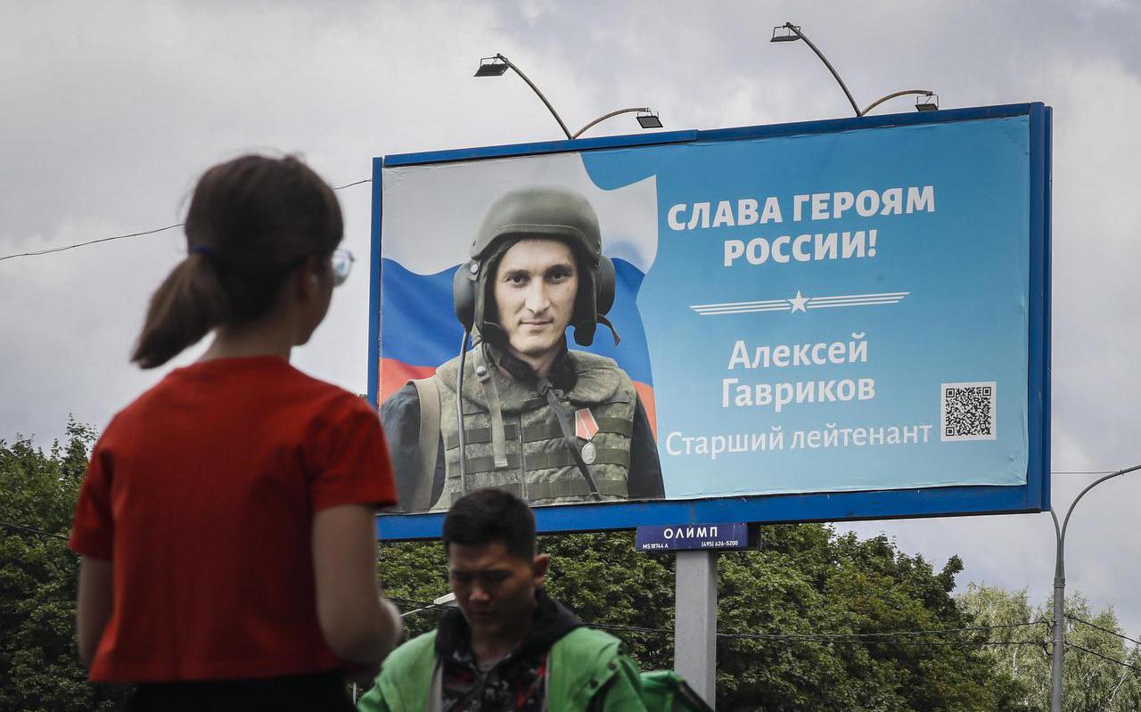 ’Glorie aan de helden’ staat er op dit bord met een Russische soldaat in Moskou. Een aantal van die ’helden’ zou deserteurs in Oekraïne martelen.