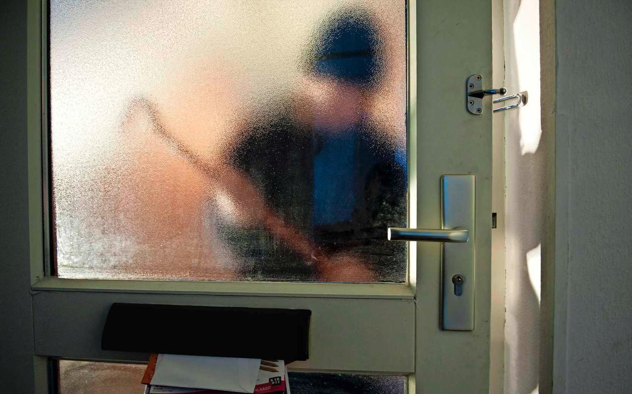Inbreker probeert binnen te komen. Inbreker probeert binnen te komen.