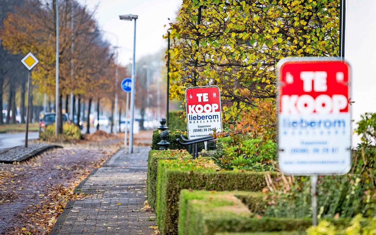 Er zijn in oktober minder huizen verkocht. Er zijn in oktober minder huizen verkocht.