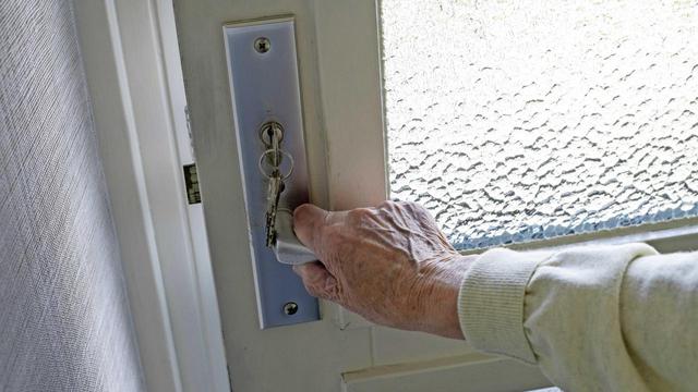 Man (21) die ouderen in Gieten, Friesland en Zuid-Holland oplicht, moet twee jaar zitten