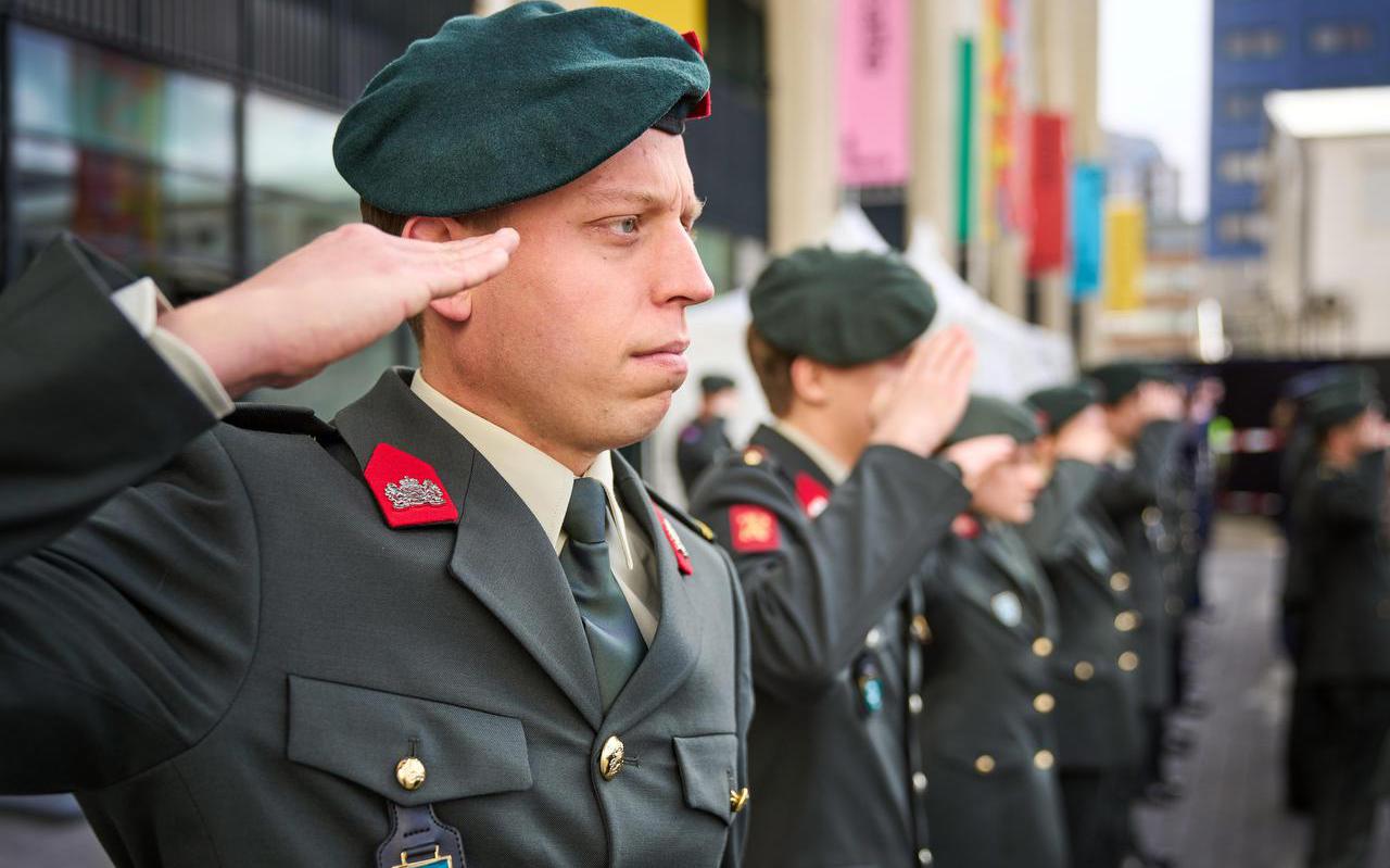 Behalve mensen met een militaire achtergrond die reservist worden, kunnen ook Nederlandse burgers zich aanmelden.