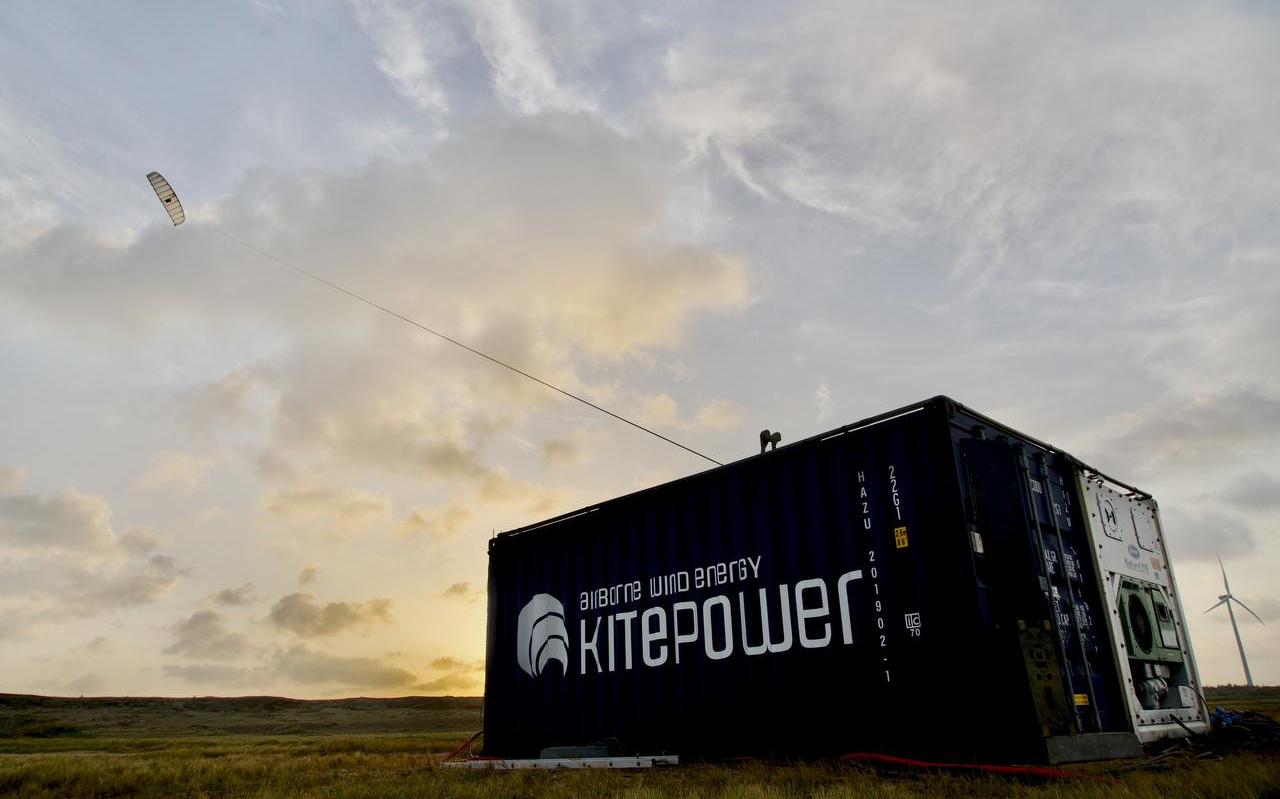 De vlieger van Kitepower lijkt op een surfkite, maar is erg groot - twintig meter breed en in het midden vier meter hoog. Door de trekkracht van de vlieger kan energie opgewerkt worden. De vlieger van Kitepower lijkt op een surfkite, maar is erg groot - twintig meter breed en in het midden vier meter hoog. Door de trekkracht van de vlieger kan energie opgewerkt worden.
