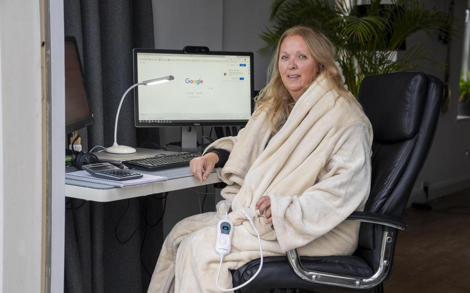 Karin van Bentum werkt thuis met een elektrische jas aan.