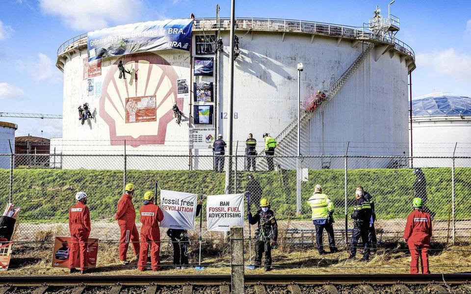 De politie grijpt in bij een actie van Greenpeace bij Shell Pernis.