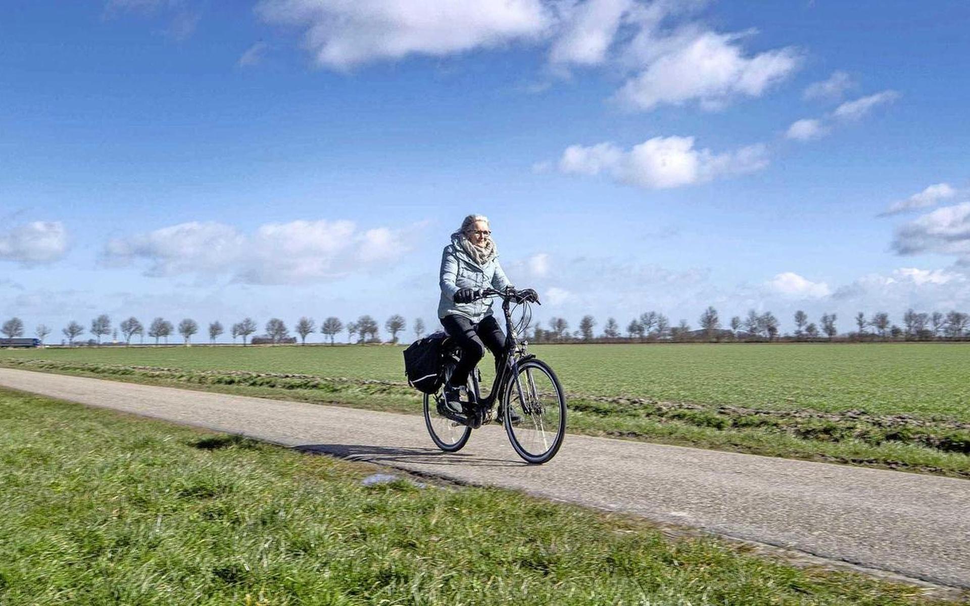 Jacobien Louwes (73) moet vier kilometer fietsen naar het stembureau in Vierhuizen. „Het is een mooie dag. Op de fiets is het fantastisch.”