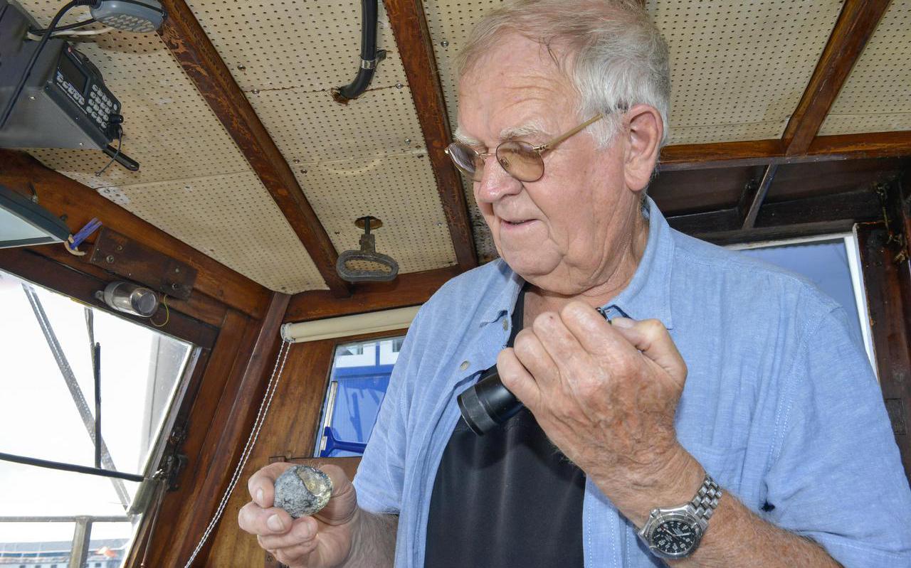 Strandvonder Hans Eelman toont zijn vondst aan boord van zijn schip Phileas Fogg.