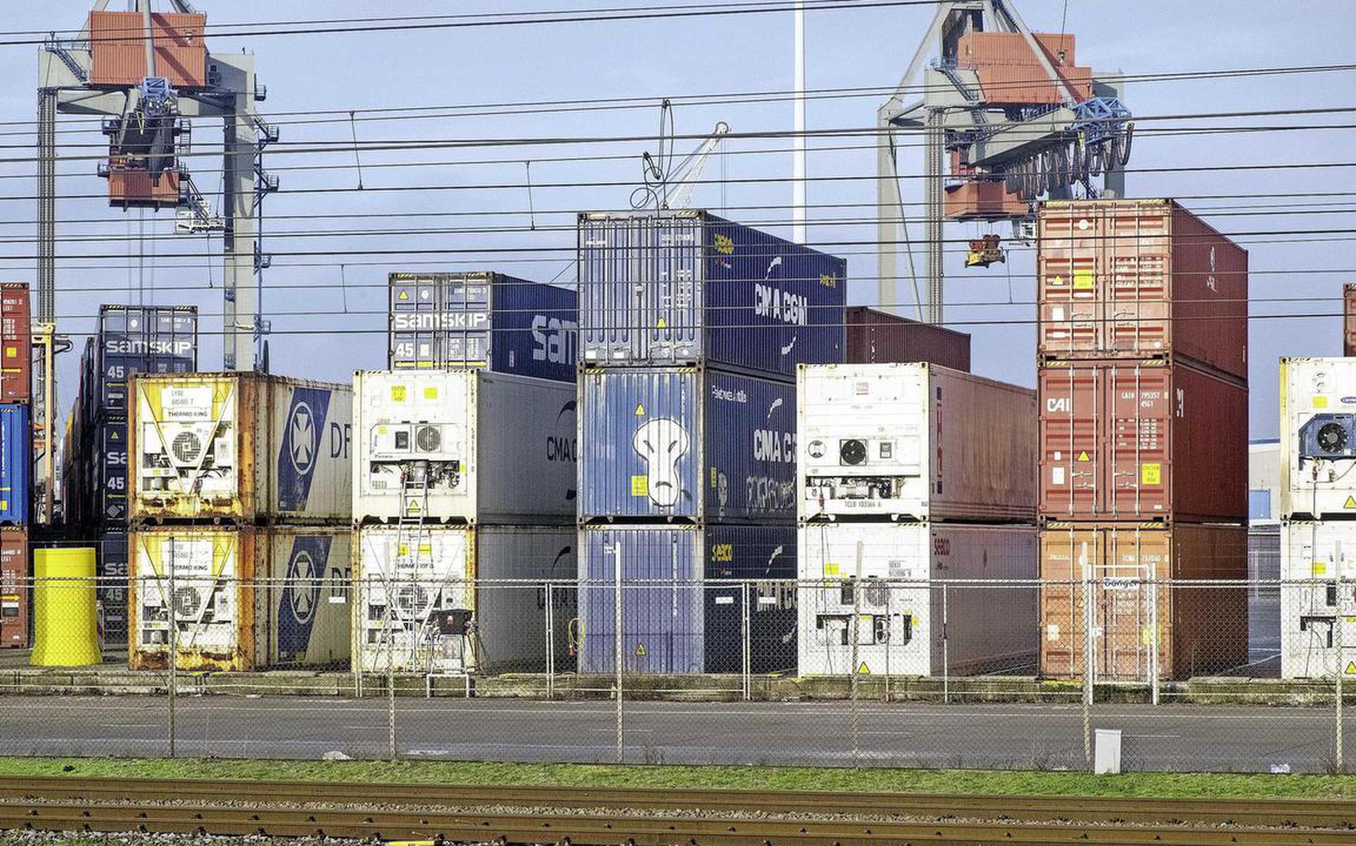 Opgestapelde containers wachten op transport, ter illustratie.