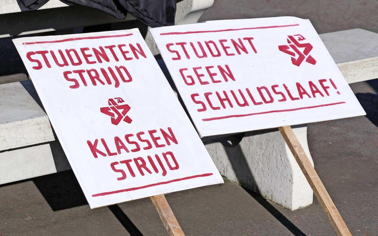De voltallige Tweede Kamer heeft stemde in met de herinvoering van de basisbeurs van studenten op hogescholen en universiteiten. De voltallige Tweede Kamer heeft stemde in met de herinvoering van de basisbeurs van studenten op hogescholen en universiteiten.