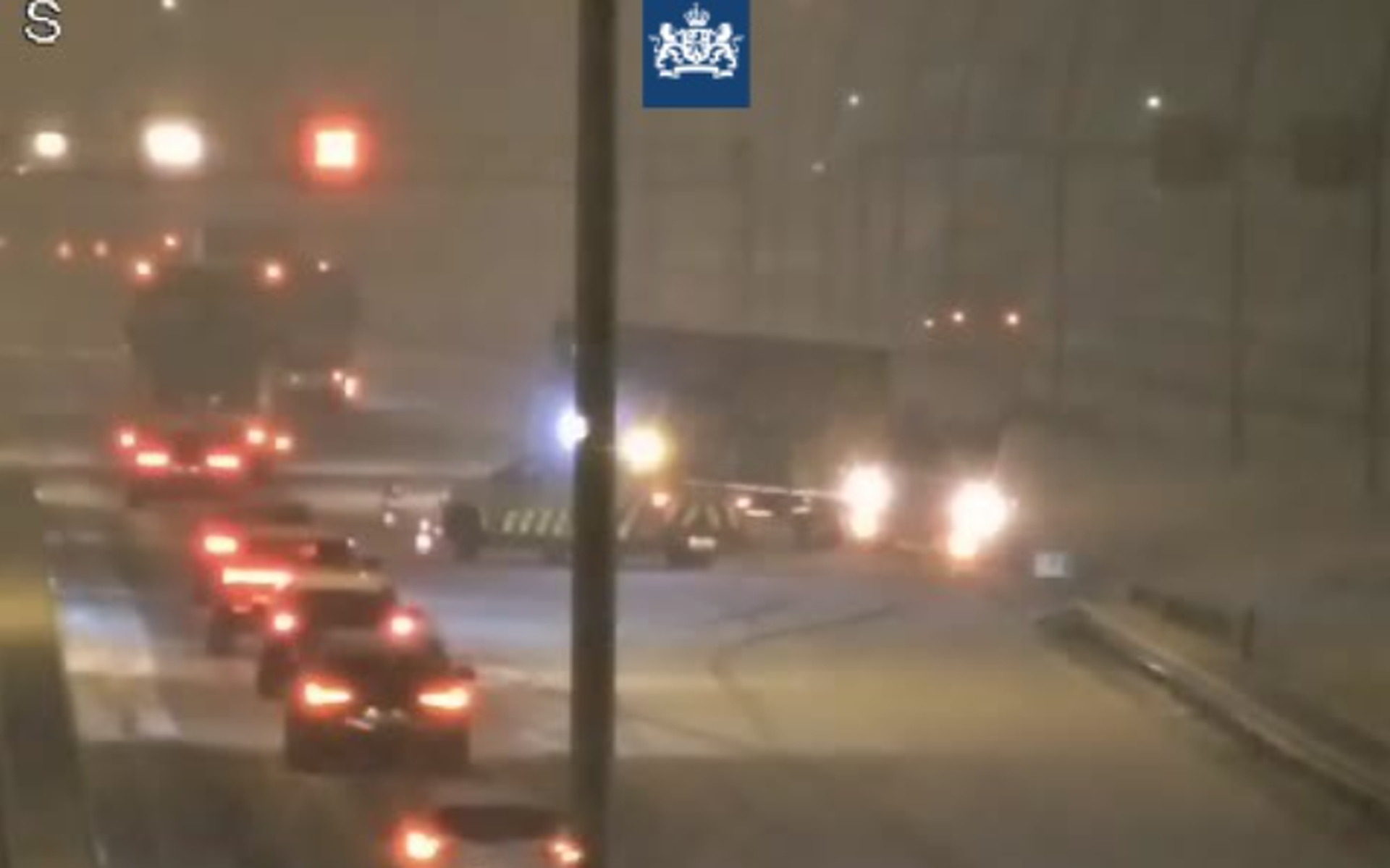 Een geschaarde vrachtwagen, donderdagochtend op een besneeuwde A2 bij knooppunt De Hogt.