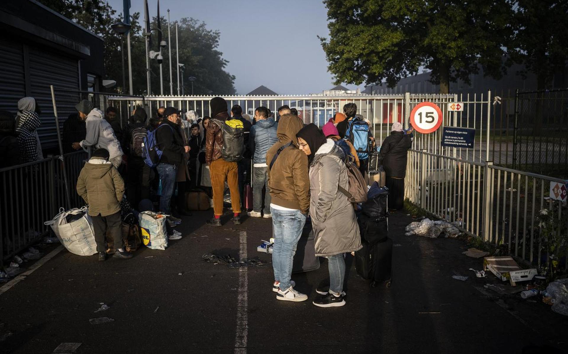 Asielzoekers voor de poorten van het aanmeldcentrum in Ter Apel. Naar verwachting zal hun aantal de komende jaren fors stijgen.