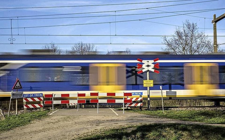 Een zogeheten ‘niet actief beveiligde overweg’, waarvan de meeste de afgelopen jaren zijn opgedoekt en vervangen door een tunnel onder het spoor.