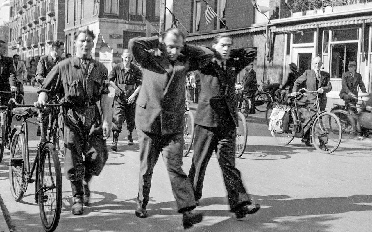 Mei 1945: opgepakte NSB’ers worden weggevoerd in Amsterdam.