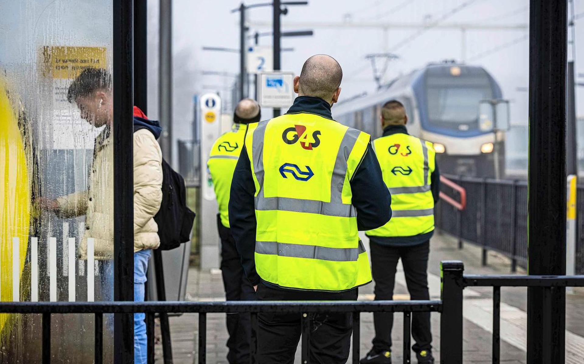 Beveiligers controleren treinreizigers op het station van Maarheeze.