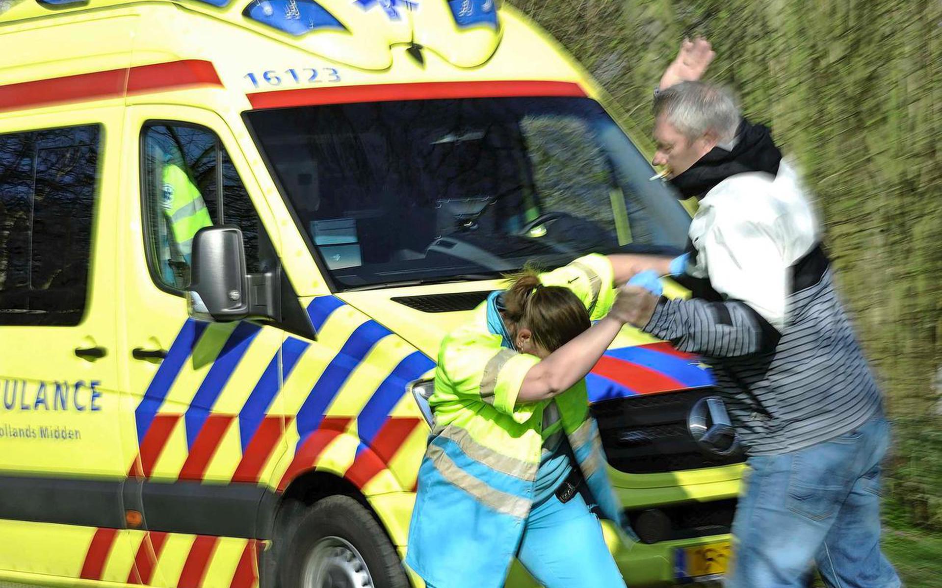 Agressie tegen ambulancepersoneel neemt bepaald niet af. Geënsceneerde foto.