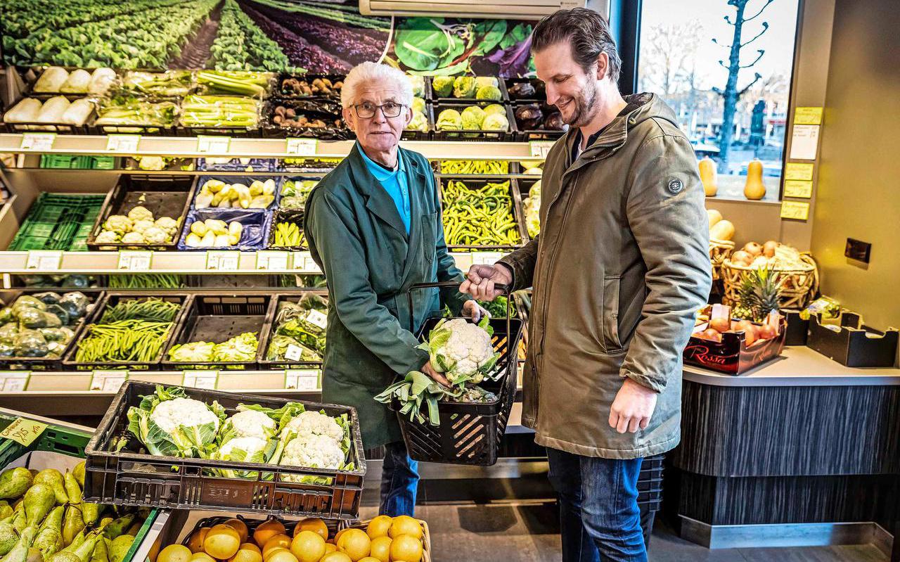 Groenteman Jan Bos en klant Maurits van Zoeren bespreken de groenteprijzen