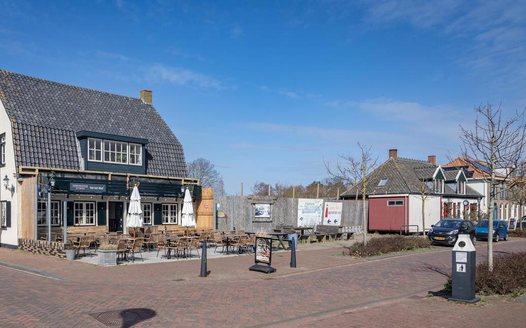 Bezwaren tegen nieuwbouw met te weinig parkeerplaatsen in De Cocksdorp op Texel. 'De parkeerterreine