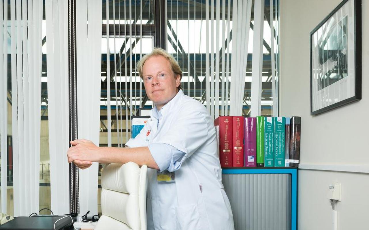 Joost Wiersinga in zijn werkkamer in het Amsterdam Umc. Joost Wiersinga in zijn werkkamer in het Amsterdam Umc.