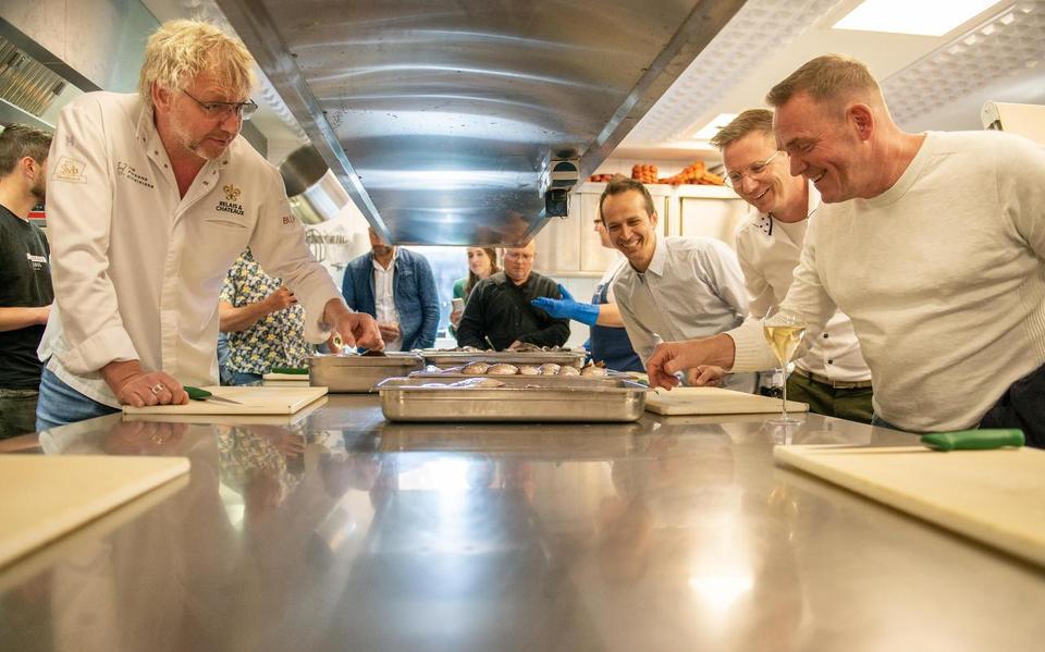 Jef Schuur toont collega-chefs de verse vis die hij gebruikt.