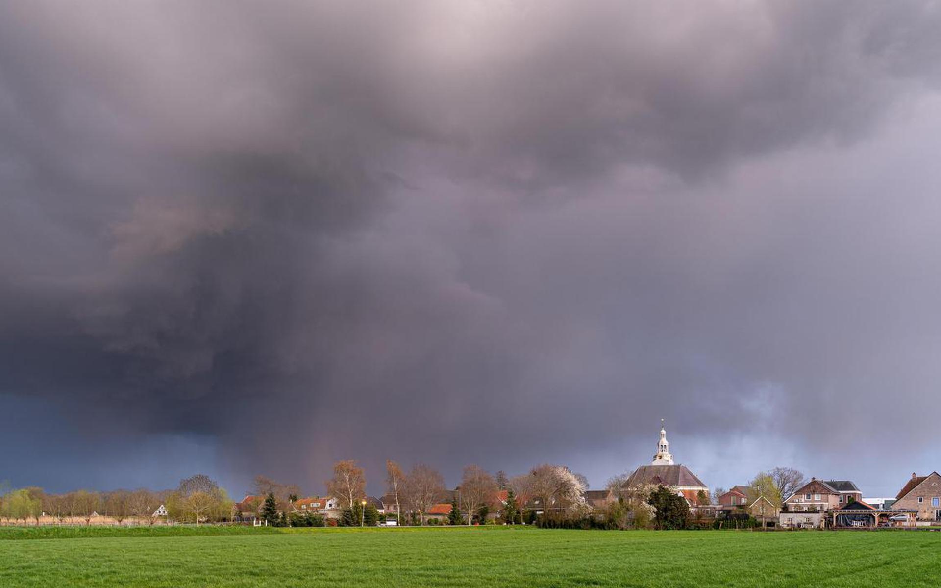 Onweerswolken stapelen zich op boven het Brabantse dorpje Capelle deze lente. Op Bevrijdingsdag wacht mogelijk hetzelfde lot.