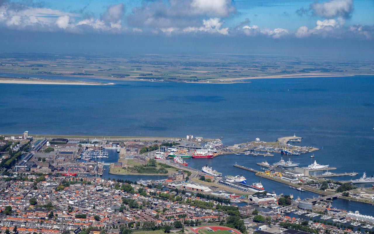 De haven van Den Helder met in het midden de Teso-veerhaven en op de achtergrond Texel.