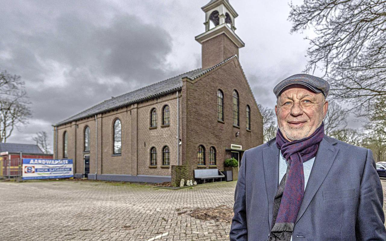 Kerkenverzamelaar Wim Annen bij de door hem aangekochte Voorhofkerk in Pesse. Annen bezit nu vier kerken, maar hij aast op veel meer. Misschien wel 30 zegt hij.