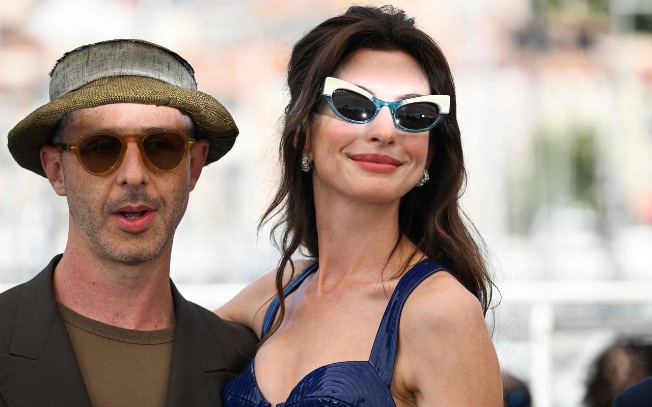Acteurs Jeremy Strong en Anne Hathaway poseren voor de camera tijdens het filmfestival in Cannes in mei 2022.
