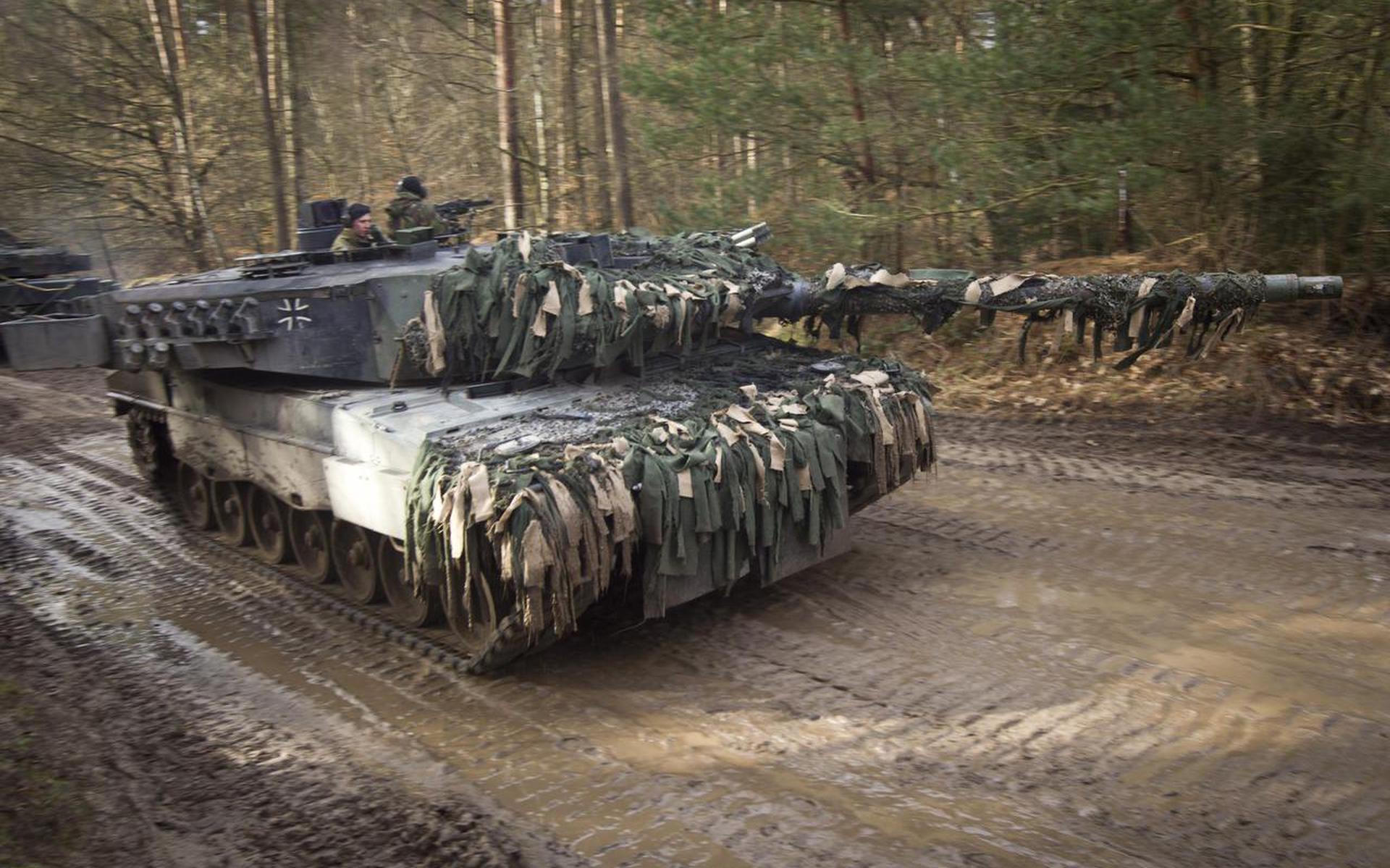 Duitse Leopard 2-tanks met Nederlandse bemanning oefenen in de omgeving van Bergen Hohne op de Lüneburger Heide. Op dit moment huurt Defensie achttien Leopard-tanks van Duitsland.  Foto ANP/EVERT-JAN DANIELS