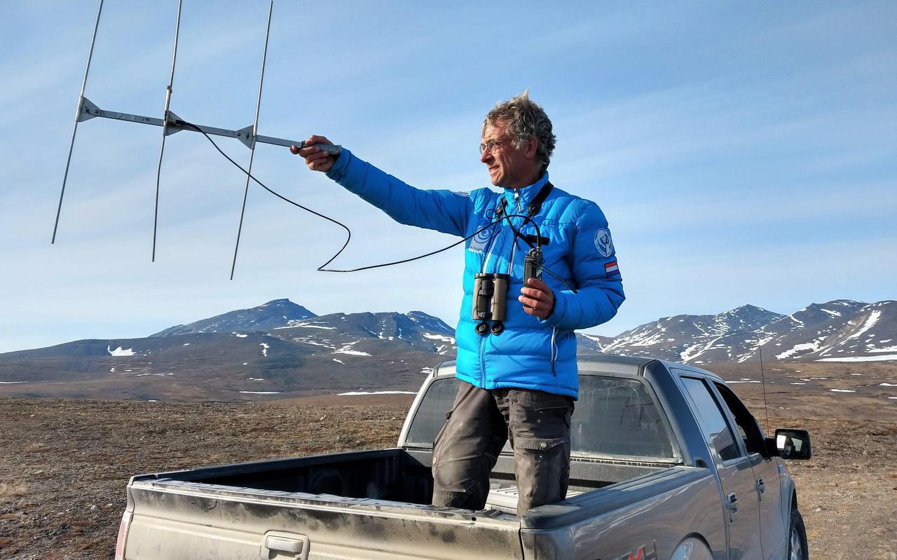 Jan van Gils peilt een Alaskaanse kanoet vanuit een auto in het nieuwe studiegebied nabij Nome.
