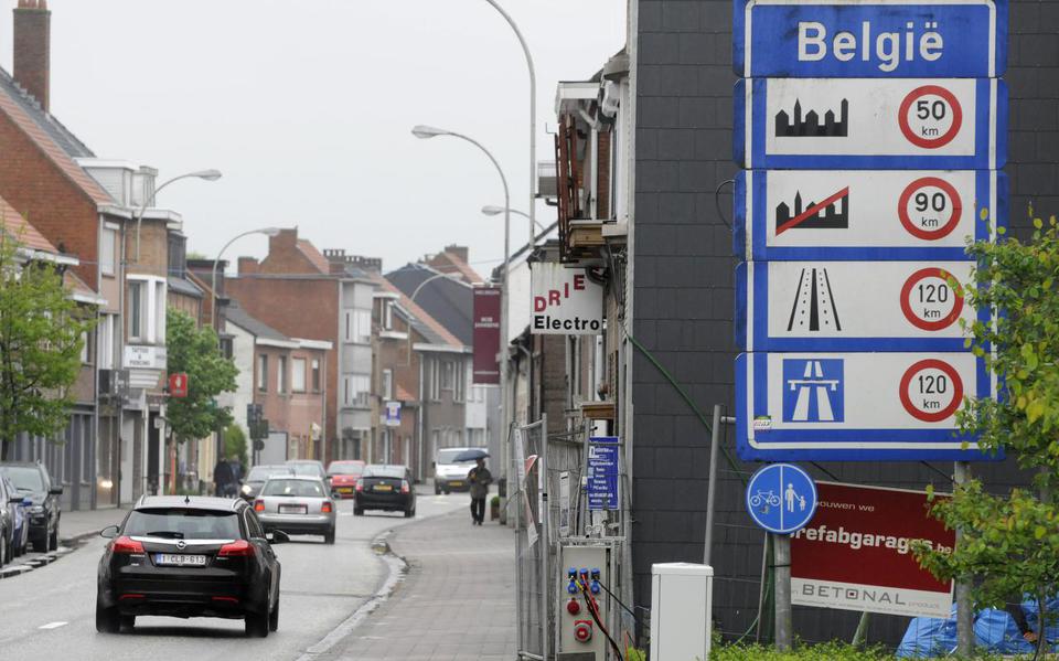 Belgie, Putte: het dorpje waarbij de Nederlands-Belgische grens midden door het dorp loopt.