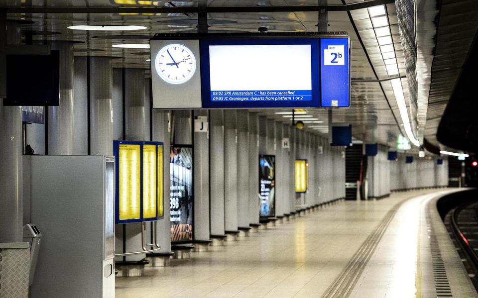 Een vrijwel leeg Schiphol Airport station in verband met NS-stakingen.