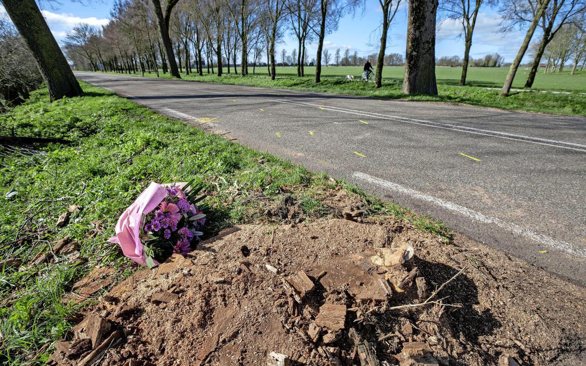 Rondom de plek worden inmiddels massaal bloemen neergelegd na het verschrikkelijke verkeersongeval waarbij vier mannen omkwamen.