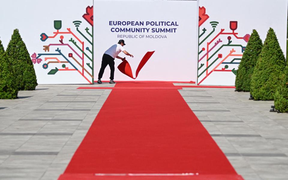 De rode loper wordt uitgelegd voor de deelnemers aan de Europese top in Moldavië.