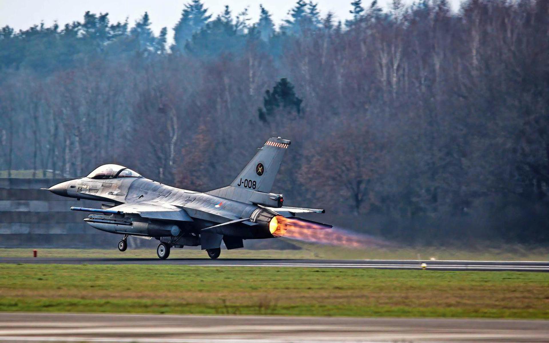 Een F-16 op vliegbasis Volkel.