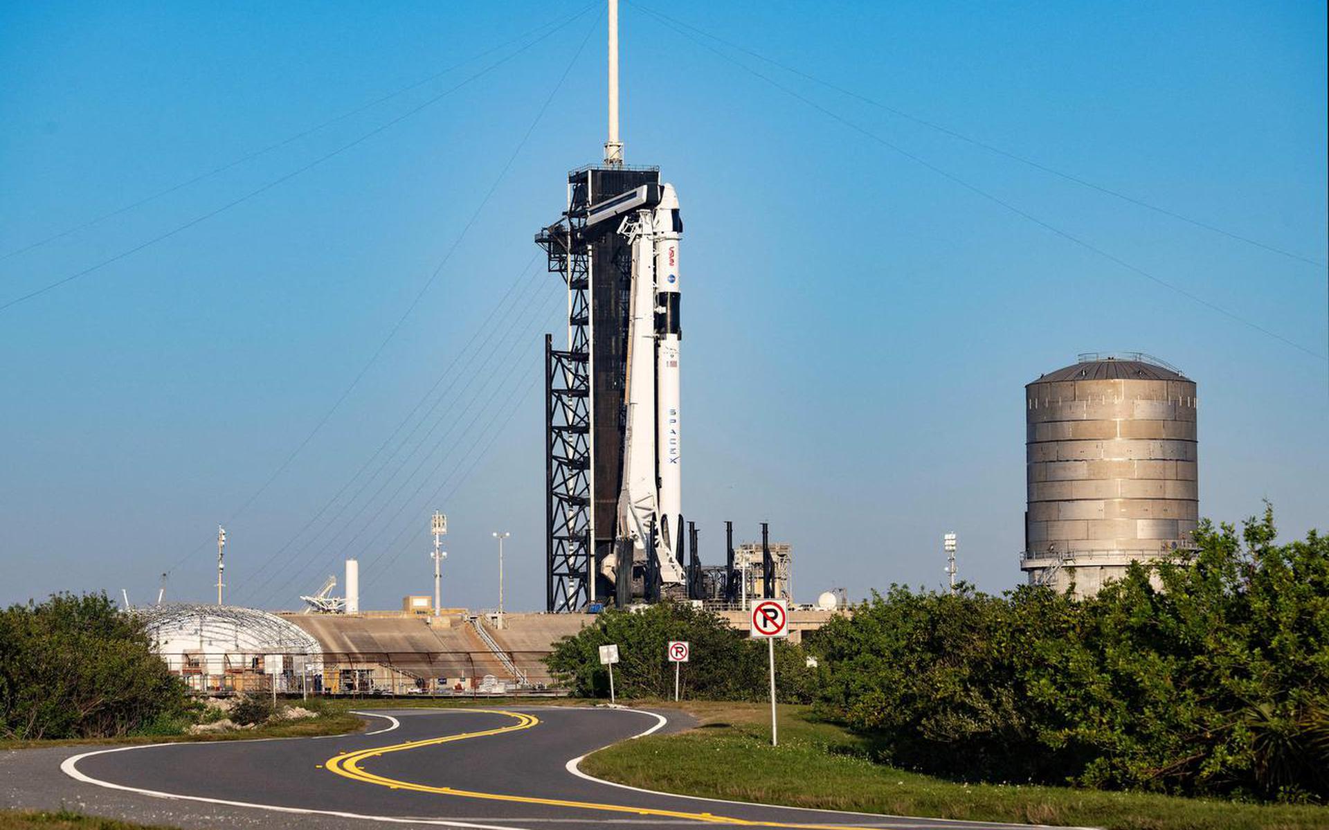 De SpaceX Falcon 9-raket staat klaar op het lanceerplatform.  
