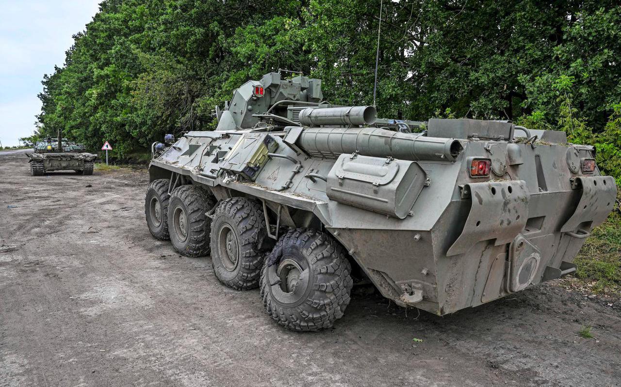 Een Russisch BTR-80 panmtservoertuig dat inderhaast is achtergelaten toen het leger van Oekraine wel erg snel optrok.