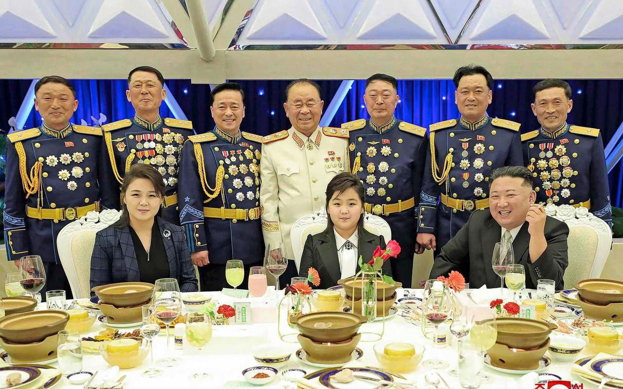 Kim Ju-ae met haar moeder Sol-Ju, haar vader Jong-un en enkele hoge officieren uit de Noord-Koreaanse krijgsmacht.