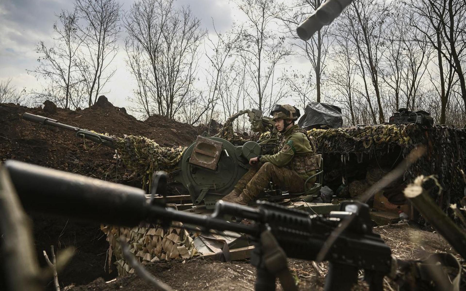 Een Oekraïense militair heeft even tijd voor een adempauze aan het front bij Bachmoet.