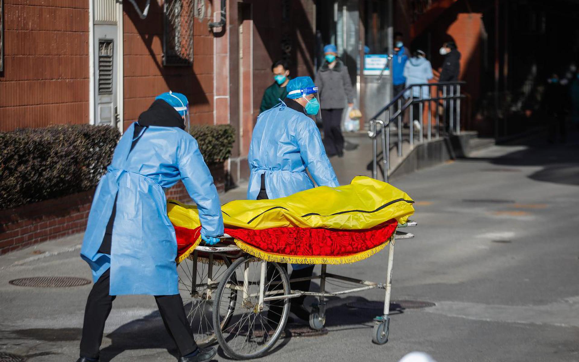 epa10375336 Volunteer health workers push a stretcher in front of the fever clinic at Chaoyang hospital in Beijing, China, 21 December 2022. Chinese authorities have reported five more deaths as fever clinics or consulting rooms and hospital beds have been setup around the country. Covid-19 cases continue to spread as Beijing eases pandemic control measures.  EPA/WU HAO