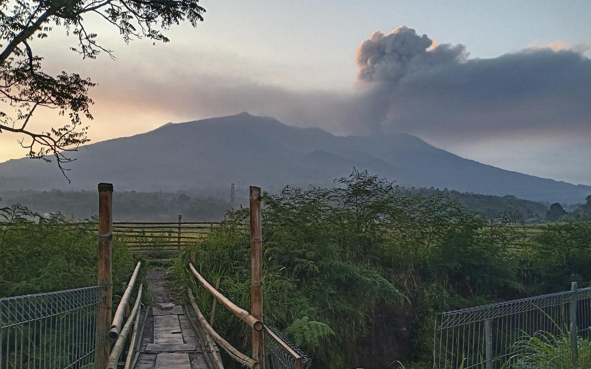 Jumlah korban tewas meningkat setelah letusan gunung berapi di Indonesia