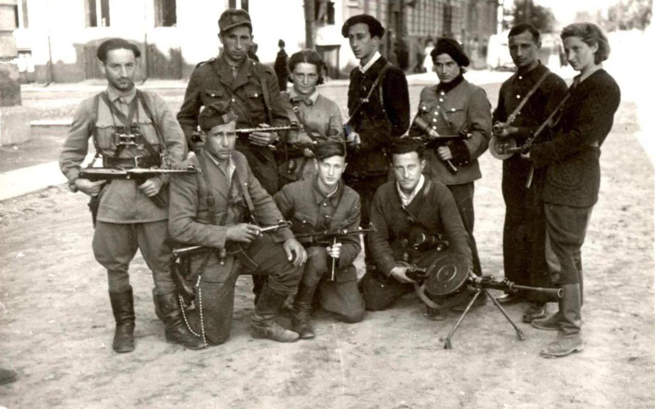 Het Joodse wraakcommando Nakam, met in het midden (staand) leider Abba Kovner (juli 1944).