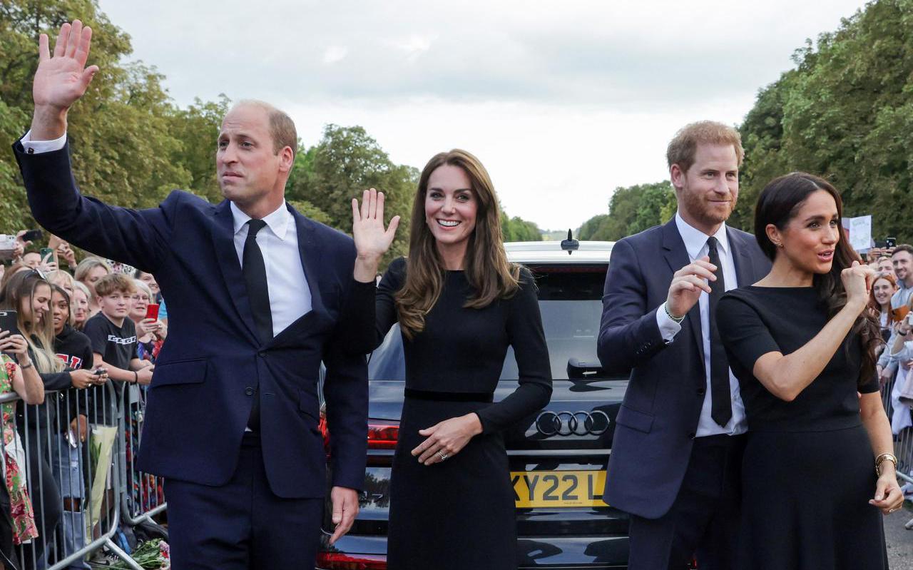 TOPSHOT - (L-R) Britain's Prince William, Prince of Wales, Britain's Catherine, Princess of Wales, Britain's Prince Harry, Duke of Sussex, Britain's Meghan, Duchess of Sussex, wave at well-wishers on the Long walk at Windsor Castle on September 10, 2022. - King Charles III pledged to follow his mother's example of "lifelong service" in his inaugural address to Britain and the Commonwealth, after ascending to the throne following the death of Queen Elizabeth II on September 8. (Photo by Chris Jackson / POOL / AFP)