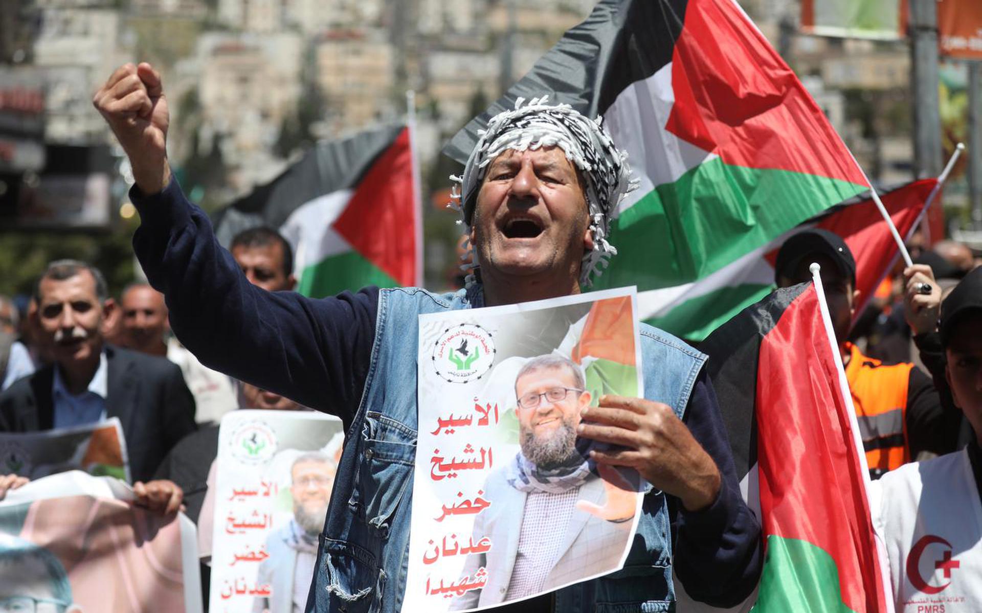 Palestijnen protesteren in Nabloes na de dood van Khader Adnan.