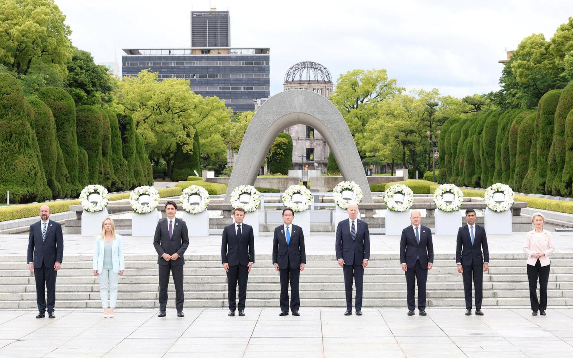 De leiders van de G7 waren afgelopen weekend bijeen in de Japanse stad Hiroshima. Van links naar rechts Charles Michel (Europese Unie), Giorgia Meloni (Italië), Justin Trudeau (Canada), Emmanuel Macron (Frankrijk), Fumio Kishida (Japan), Joe Biden (Verenigde Staten), Olaf Scholz (Duitsland), Rishi Sunak (Groot-Brittannië) en Ursula von der Leyen (Europese Commissie).